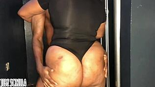 プリ尻美女屈んでBBCでガンガン突かれまくり