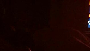 Rødbrun amatør dybt i halsen og tilbeder massiv sort pik i våd blowjob-session.