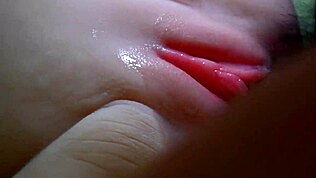 แทงสองทางทวารหนักกับตุ๊กตาจริงในหีไร้ขนและเย็ดก้น