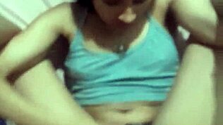 Drobná latinsko-emo 18+ šukána s lidmi kolem, končí v puse