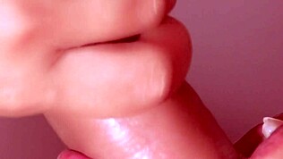 Stesøster gir første blowjob og får ansiktsprut