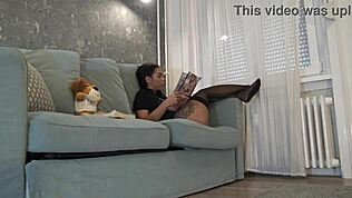 Masturbare frustrată cu handjob pe fată micuță 18+ fierbinte fără chiloți în ciorapi negri