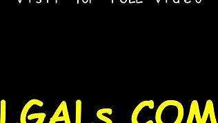 Patrzę jak te dwie suczki 18+ liżą sobie ciasne dupy w lesbijskiej zabawie