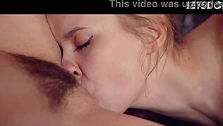 18-letna lezbijka doživi prvi squirting orgazem z intenzivnim lizanjem mučke