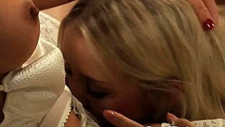 Izginila ob prihodu 2: privezana lezbijka sužnja v verigah kaznovana in dominirana