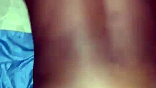 Ohnutá v kalhotkách Olamay dostává tvrdý doggy s tetováním