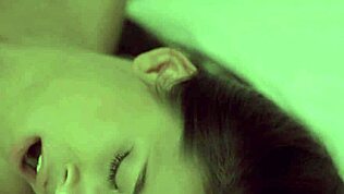 Törvényes tinilány 18+ lovagol farkon vad cowgirlként! Látni akarod a szűk punciját?