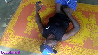 Masajista hermosa provocando con juego anal y garganta profunda en polla negra grande