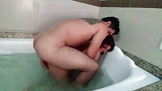 バスタブでモンスターコックのアナルファック激しいシーン