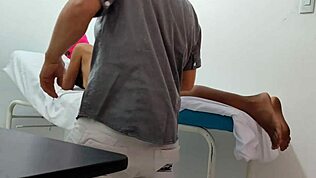 Доктор Даје Посебну Пању и Сензуалну Масажу Својој Женској Пацијенткињи
