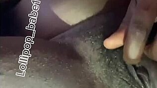 Seksikäs musta tyttö tulee kiihottuneeksi kotona tupakoinnin jälkeen