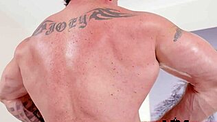 GI Joey pronto per il cazzo mostro di Nikki Nicole