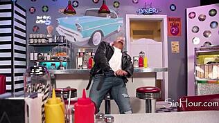 Anna Claire Clouds se cítí přistižená při masturbaci s velkou prdelí v retro biker scéně, emoce vřou.