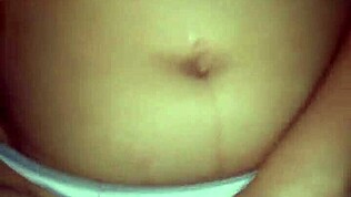 Bekijk deze Latina die met haar kut speelt