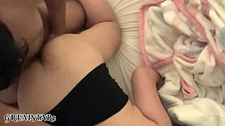 Deljena postelja postane brutalno analno z mojo vročo Latino sosodko v tesni riti.