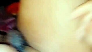 Travestiet vernedert zichzelf door te plassen en te masturberen op werk