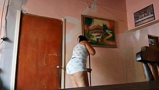 Morena latina de bunda grande seduz o padrasto mostrando tudo, novinha 18+ caseira MILF curvilínea amadora softcore gordinha mexicana