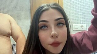 Puttana giovane 18+ piegata nel bagno in POV.