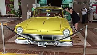 Devojka izgubi okladu i drka se u restoranu