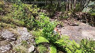 Охота на молодую 18+ маму, пойманную врасплох на пляже. Ее пышная большая жопа кричала в природе.