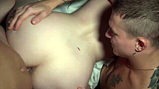 Je regarde mon stepdad défoncer ma copine aux gros seins et jouir dessus