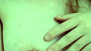 Breja 18+ 18+ ježe sama in drgne mokro pičko pred kamero