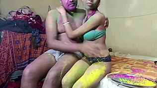 Første gang å feire indisk holi-festival med nabokona i vill moro