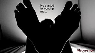 האם הגברת מכריחה את העבד להשתחוות לרגליים שלה?