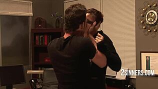 猛男学生说服老师和教授妻子在教室硬核三人行，口交和操