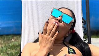 Venkovní masturbace ve veřejném bazénu, vystavuji svou kundu a kozy venku, chci cítit tvůj kurac a spermatu uvnitř, jsem tak nadržená, chceš přijít a šukat mě?