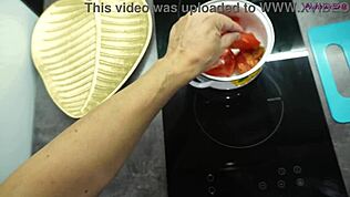 สามีถ่ายภรรยาวัยแก่โดนเย็ดในครัวขณะใส่ถุงน่อง