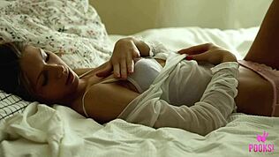 Hubená Roxana si prozkoumává tělo prstama v ložnici