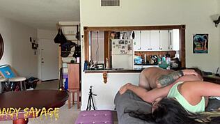 Hej, kolla den här asiatiska flickvännen som blir hårt dominerad innan jobbet i vår WMAF amatörpar-session med böjd över hundstil och grov fitta-lickning