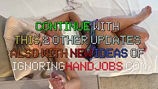 Blondýnka dráždí ptáka footjobem a handjobem