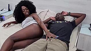 Junges Ding gibt Arsch und Muschi für Onkel, der sie auf der Swing-Party rettet