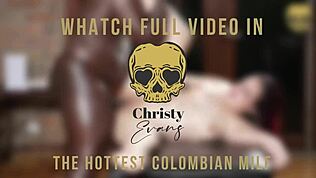 สาวผมแดงตกลงดีลสุดอร่อยกับหมอนวดควยดำใหญ่