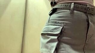 Ung jente får ekstrem anal fucking og squirting offentlig