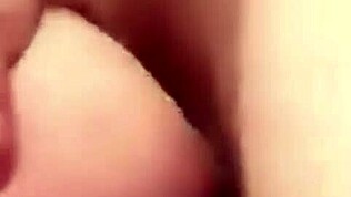 A mulher casada e dois amigos em dupla penetração enquanto o corno assiste a dp na boceta e bunda apertadas