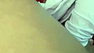 Belle-maman aide son beau-fils avec sa bite dure à éjaculer avec capote après l'avoir chopé en train de se branler