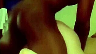 Horká holka z posilovny dostává tvrdě vymrdanou trenérem s velkým černým čurákem