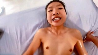 Kicsi ázsiai csaj olajozva POV szopáshoz, kutyapózhoz, misszióhoz, cowgirlhez és arcra