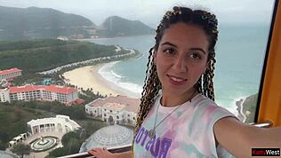 Mädchen wichst Schwanz und schluckt auf dem Riesenrad