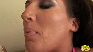 Две секси брюнетки лижут и трут пизды до бешеных оргазмов