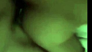 Ammattimainen Myanmar-pariskunta nauttii märästä, sensuroimattomasta seksistä kylpyhuoneessa suurilla luonnollisilla tisseillä