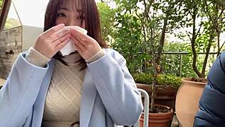 哇，这个丰满亚洲女售货员穿着内衣和兔女郎装后入式操！