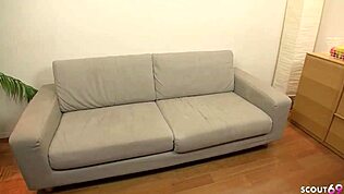 Küçük Japon bakire genç üvey annenin adamını yasak ilişki için baştan çıkarıyor, içine boşalıyor