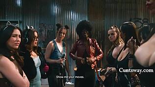 Serene Siren, babe India, pusing gelombang nafsu dengan jilat pussy botak, scissoring, dan gangbang kongkek