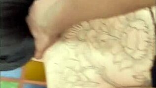 Uzbuđena sam dok Evelin Foks mršavo telo prima ogroman BBC duboko u tesnu pičku