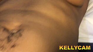 Тя има тази голяма путка, която пасва на пениса ми за интензивно чукане. Правят го в догистайл и лижат путка докато тя пръска сперма.