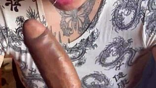 Mooie pijpbeurt geef ik aan mijn vriend en hij geeft me al zijn zaad op mijn gezicht 😋